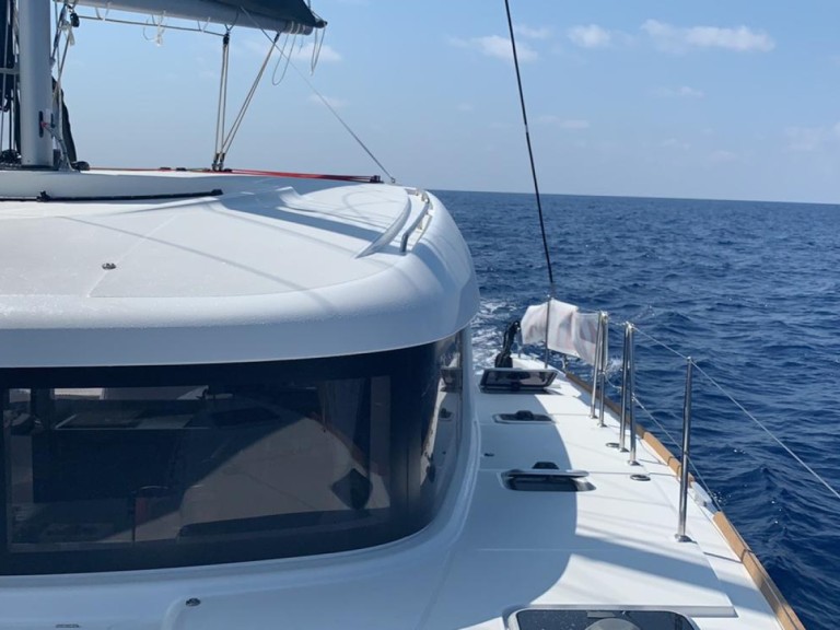 Charter a Lagoon Lagoon 40 in Capo d'Orlando on Samboat