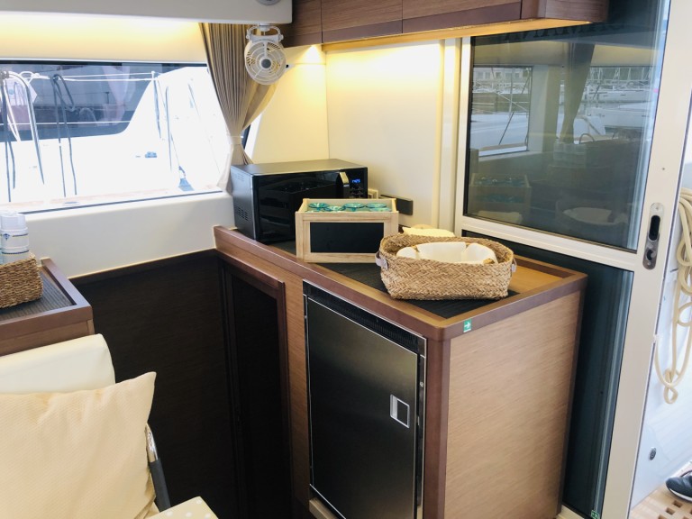 Hire Catamaran Lagoon with a boat licence