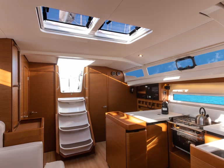 Hire Sailboat Jeanneau with a boat licence