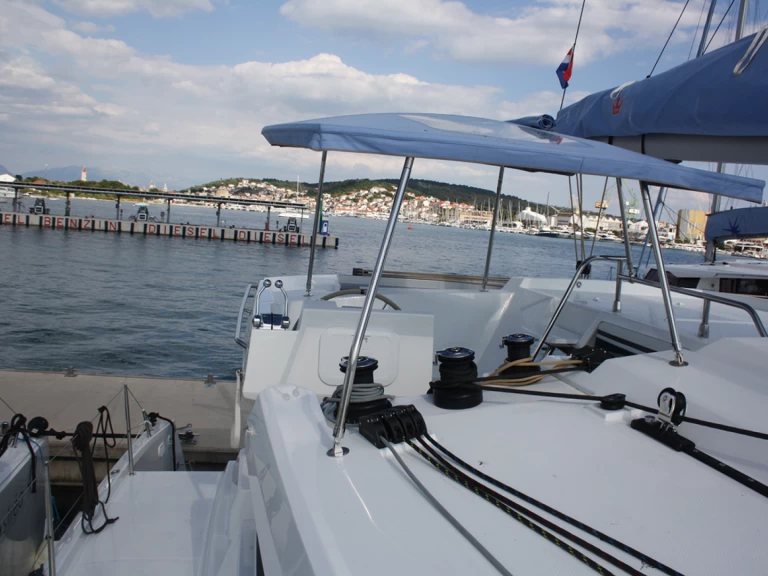Hire Catamaran Fountaine Pajot with a boat licence