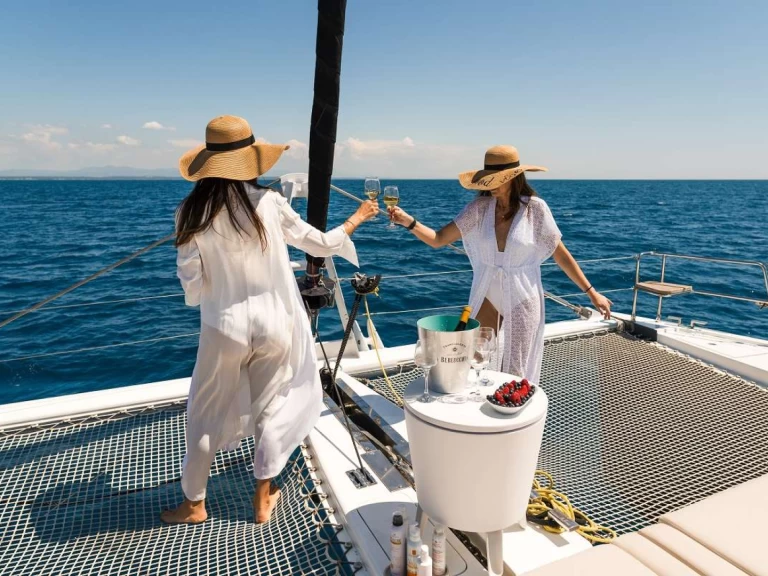 Hire Luxury Yacht  with a boat licence