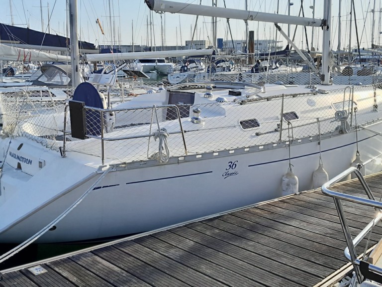 Charter a Dufour Dufour 36 Classic in La Rochelle on Samboat