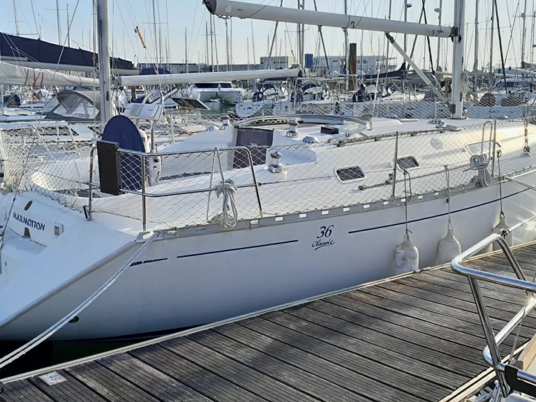 Charter a Dufour Dufour 36 Classic in La Rochelle on Samboat