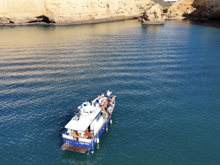 Hire Motorboat Yate Cantiere Navale with a boat licence