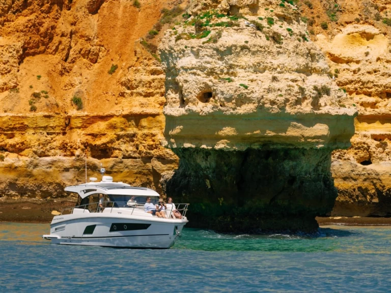 Charter a Grandezza 37 CA in Vilamoura on Samboat