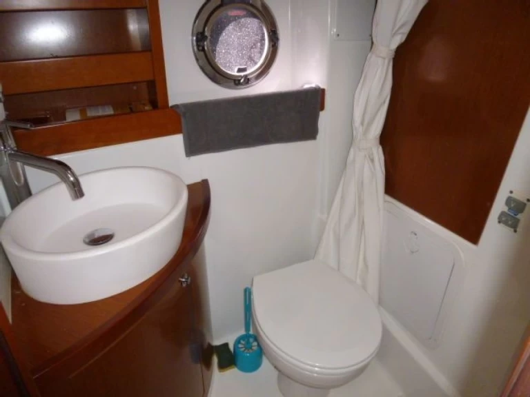 Yacht charter Fréjus - Bénéteau Gran Turismo 38 on SamBoat