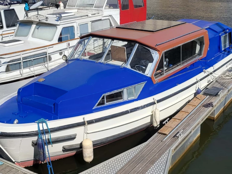 Hire Canal boat Porter and Haylett with a boat licence