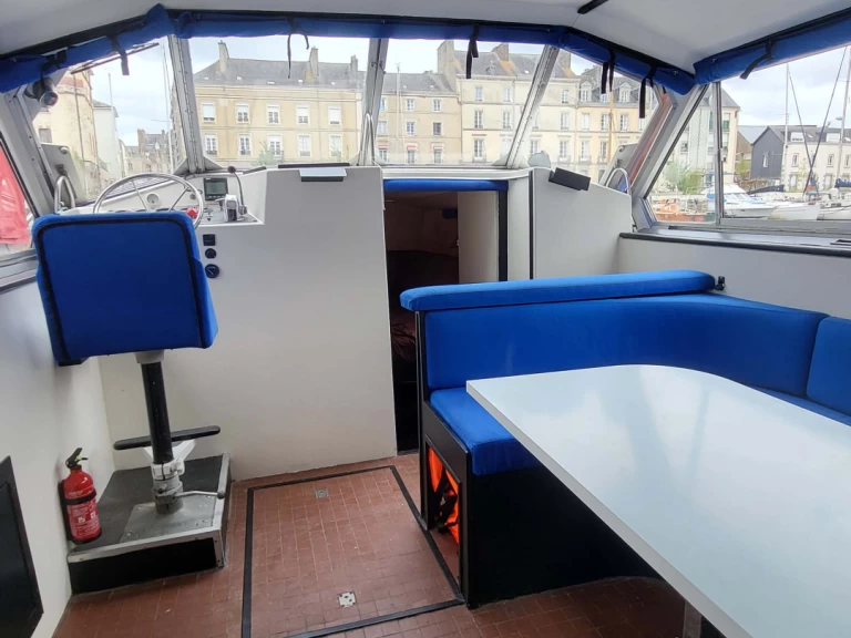 Porter and Haylett CONNOISSEUR 1135 charter bareboat or skippered in  Redon