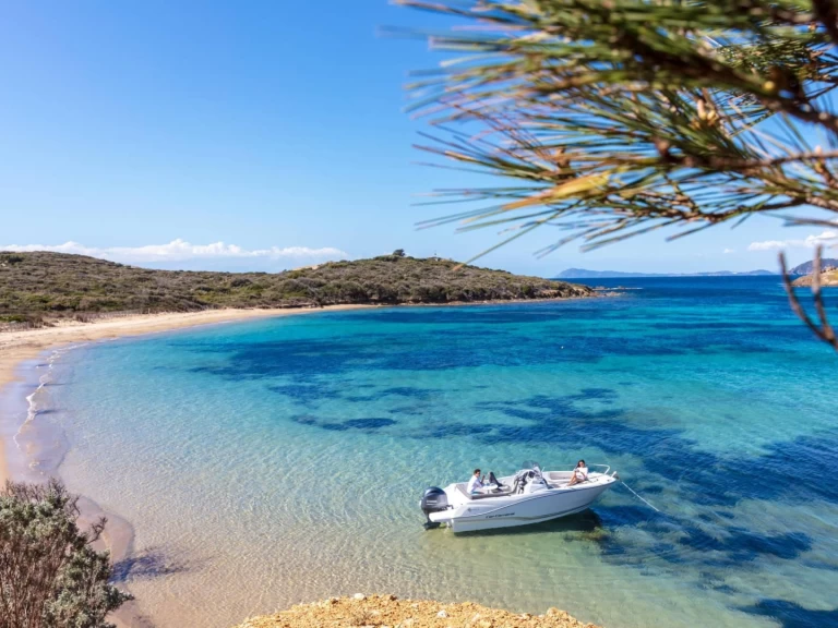 Hire Motorboat Jeanneau with a boat licence