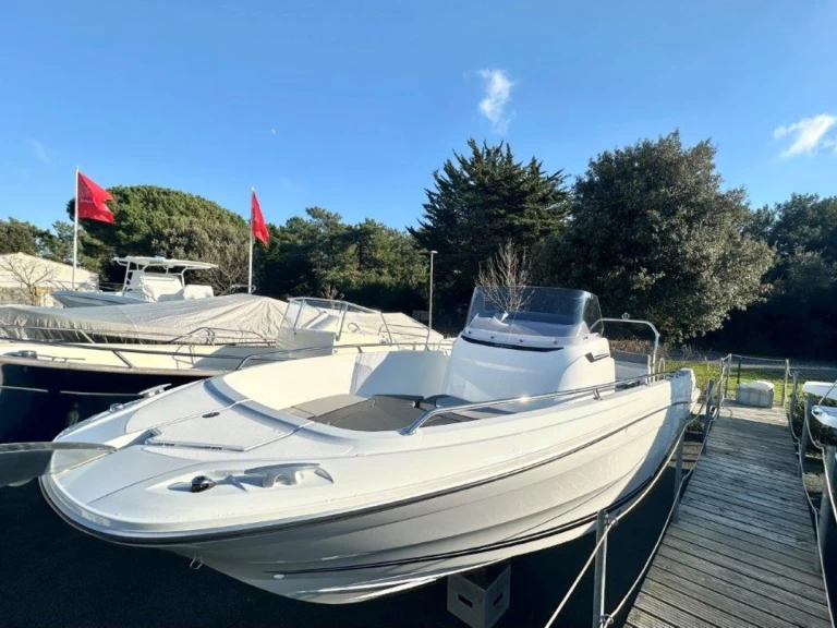 Hire Motorboat Jeanneau with a boat licence