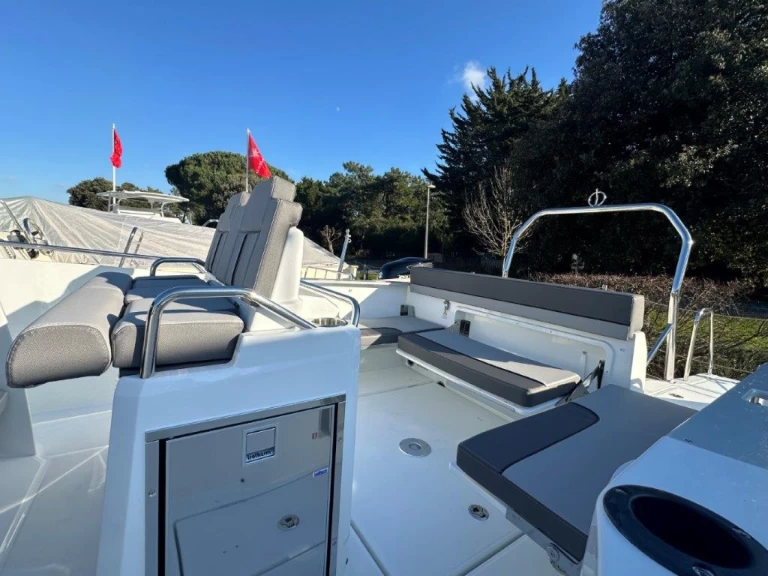 Motorboat to hire La Flotte at the best price