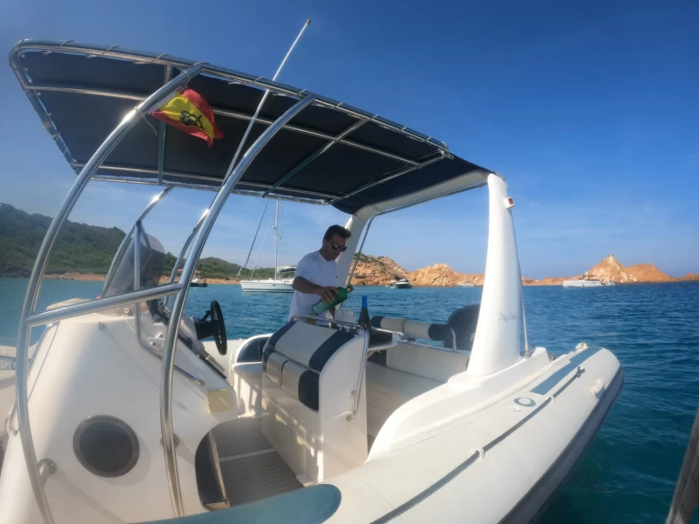 Motorboat hire in Fornells - Astec day cruiser 800