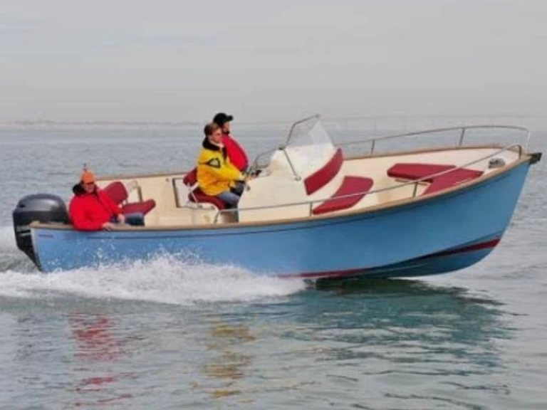 Charter a Rea REA 23 OPEN MARINE in Toulon on Samboat