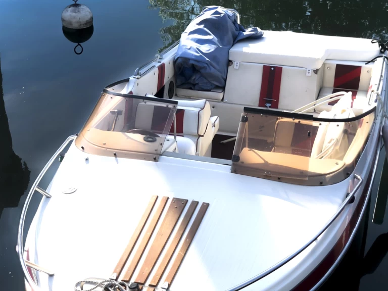 Hire Motorboat Rocca with a boat licence