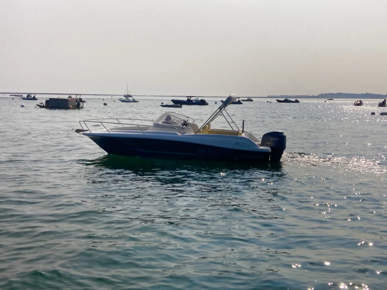 Charter a Jeanneau Cap Camarat 7.15 WA in Lège-Cap-Ferret on Samboat