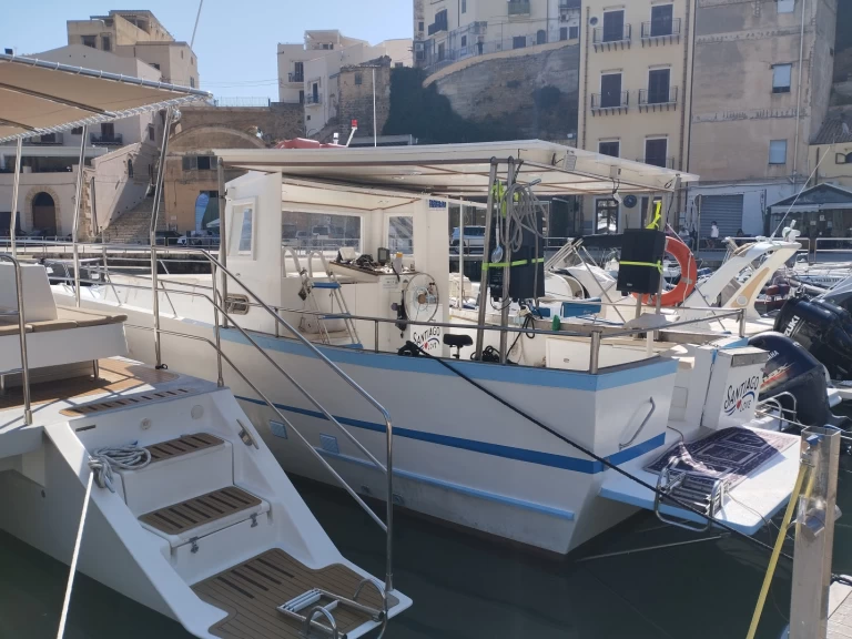 Hire Motorboat Revel Craft with a boat licence