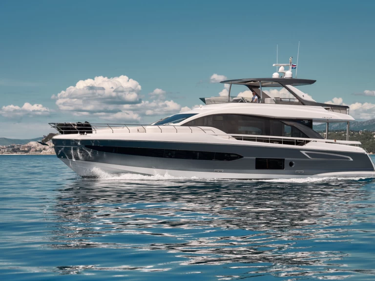 Yacht charter Podstrana - Azimut Azimut 78 Fly - 4 + 1 cab. on SamBoat