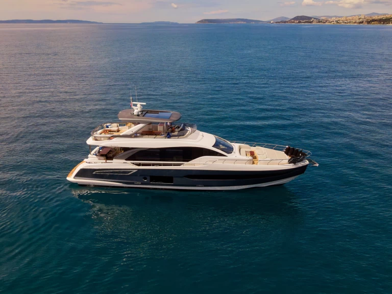 Yacht charter Podstrana - Azimut Azimut 78 Fly - 4 + 1 cab. on SamBoat