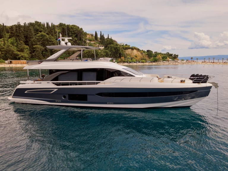 Hire a Azimut Azimut 78 Fly - 4 + 1 cab. Podstrana