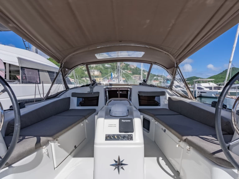 Hire Sailboat Jeanneau with a boat licence