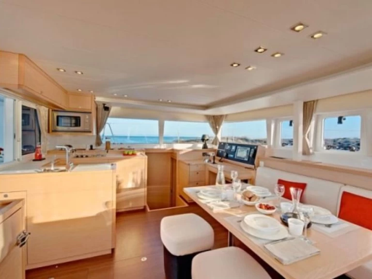Hire Catamaran Lagoon with a boat licence