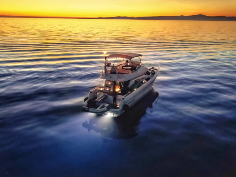 Motorboat hire in Podstrana - Jeanneau Prestige 46