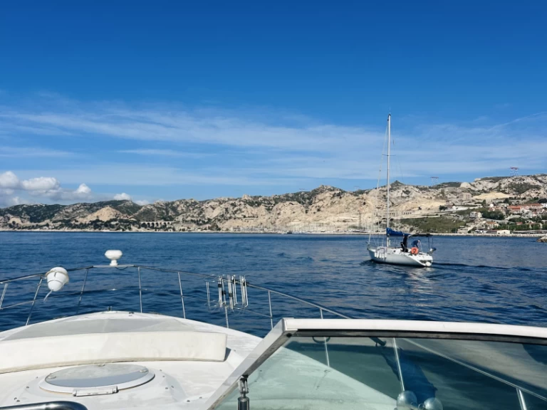 Motorboat hire in Marseille - Cruiser-Yacht 4370
