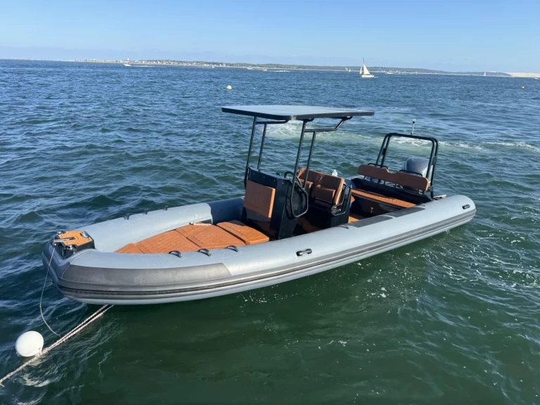 Charter a Highfield Highfield Sport 700 in Cap Ferret on Samboat