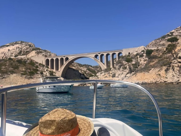 Yacht charter L'Estaque - Lomac Beluga 17 on SamBoat