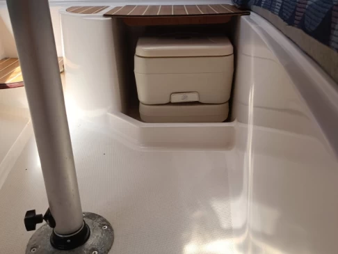 Hire Motorboat Quicksilver with a boat licence