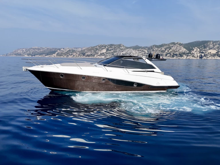 Hire a Rio Yachts Parana 38 Marseille