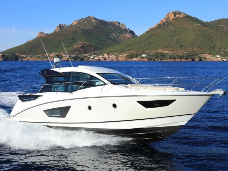Hire a Bénéteau GRAN TURISMO 50 HT Marine de Sant'Ambrogio