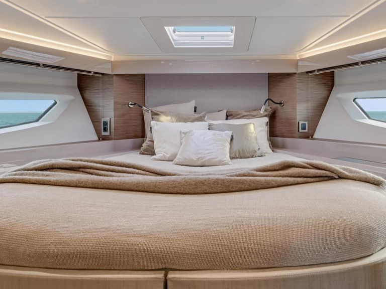 Motorboat hire in Marine de Sant'Ambrogio - Bénéteau GRAN TURISMO 50 HT