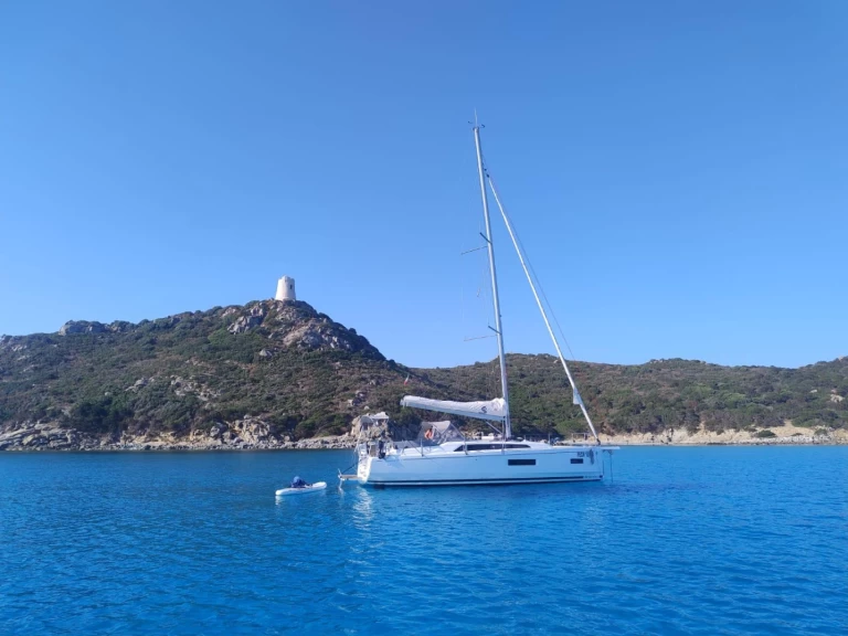 Charter a Bénéteau Oceanis 37.1 in Villasimius on Samboat
