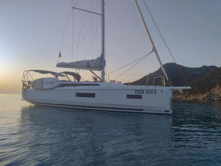 Yacht charter Villasimius - Bénéteau Oceanis 37.1 on SamBoat