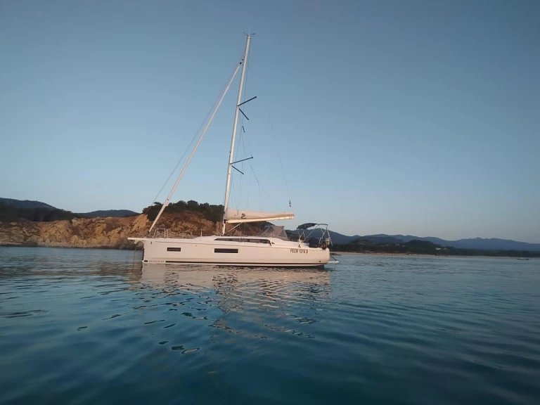 Sailboat hire in Villasimius - Bénéteau Oceanis 37.1