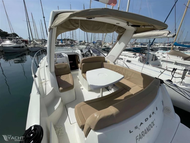 Hire Motorboat Jeanneau with a boat licence