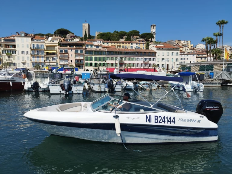 Hire Motorboat Four Winns with a boat licence