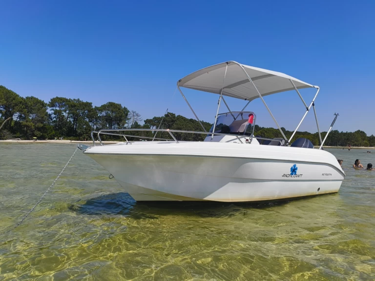 Hire Motorboat Pacific Craft with a boat licence