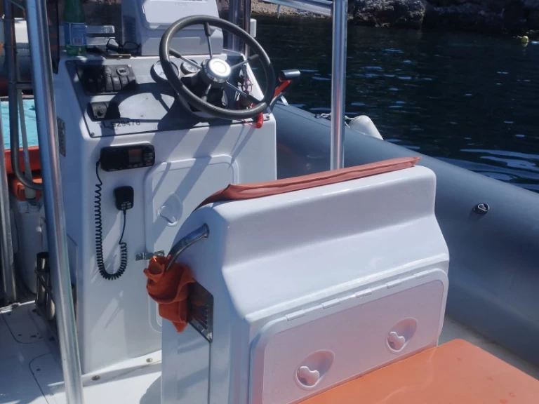 Hire Motorboat Northstar with a boat licence