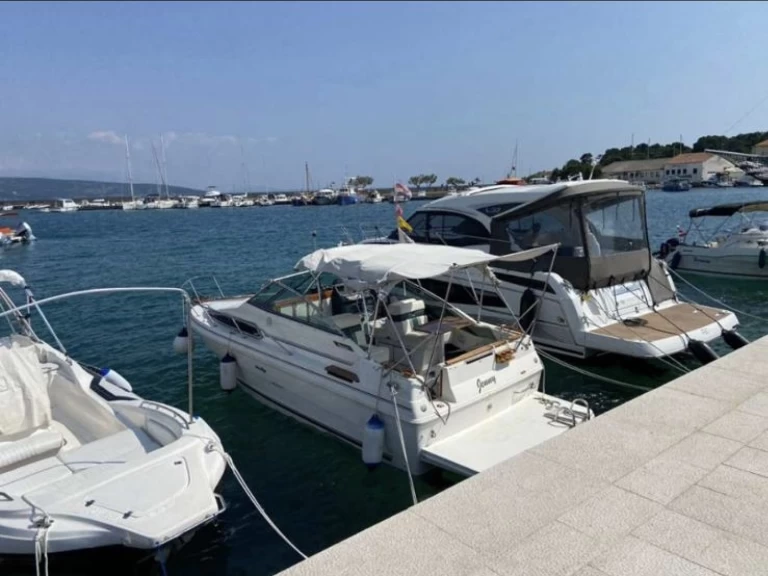 Charter a Sea Ray Sea Ray 220 DA in Zadar on Samboat