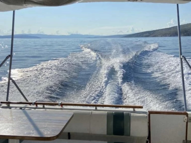 Hire Motorboat Sea Ray with a boat licence