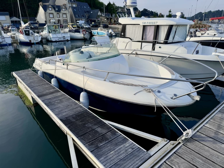 Hire Motorboat Jeanneau with a boat licence
