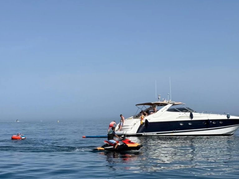 Hire Luxury Yacht Sunseeker with a boat licence
