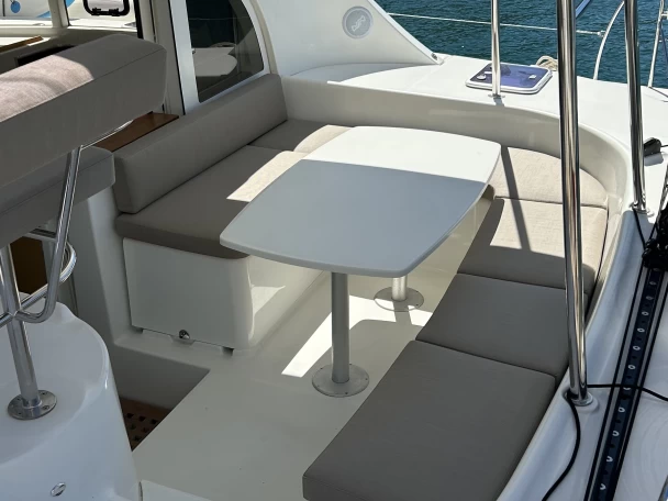 Yacht charter Omiš - Lagoon Lagoon 380 S2 on SamBoat