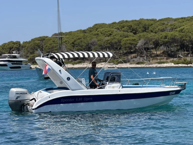 Hire Motorboat Speeder with a boat licence
