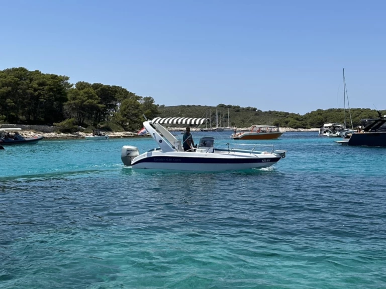 Motorboat hire in Hvar - Speeder 680 Open