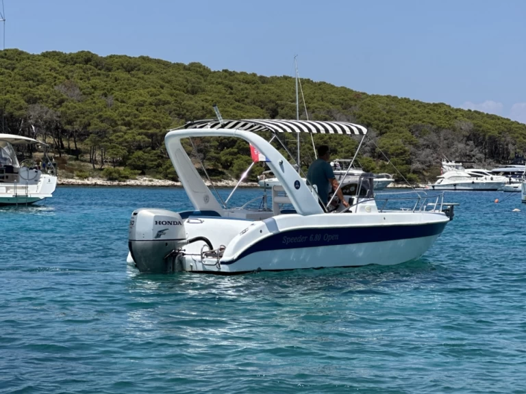 Charter a Speeder 680 Open in Hvar on Samboat