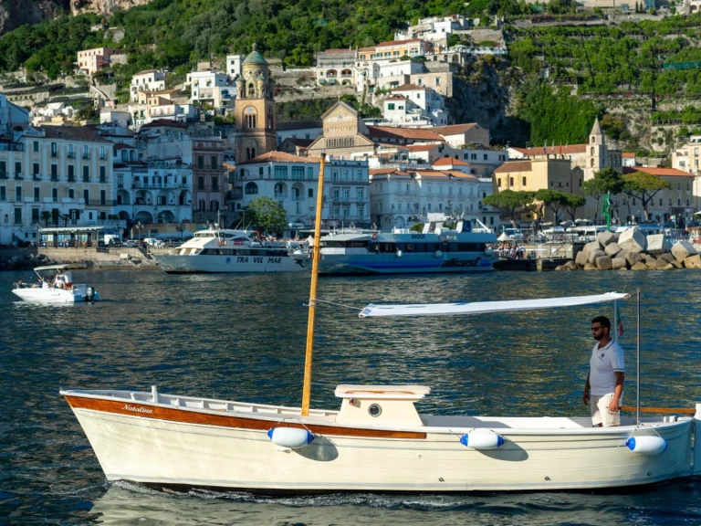 Hire Motorboat Apreamare with a boat licence