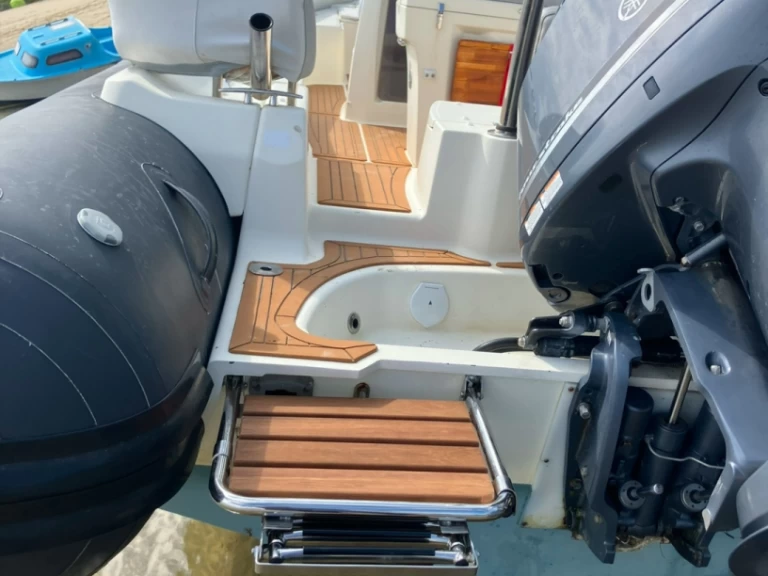 Hire RIB Zodiac with a boat licence